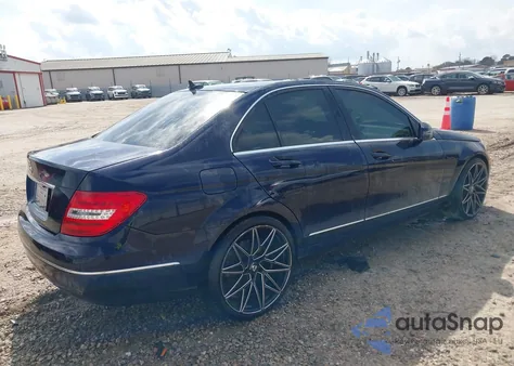 2013 Mercedes-Benz C 250 Luxury z USA, uszkodzony, nr VIN WDDGF4HB8DR271289